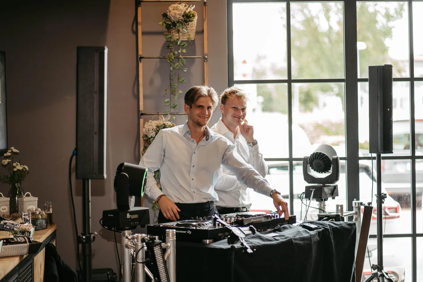 DJ CHRIX am Pult bei einer Hochzeitsfeier, dahinter Felix Tönnies