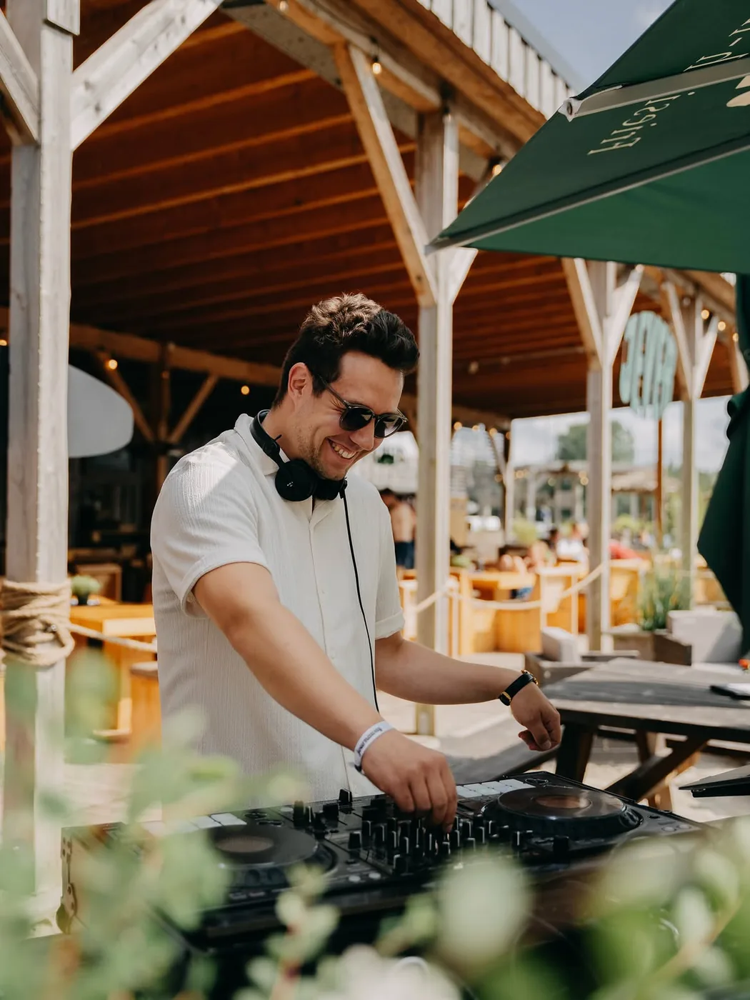DJ Ralf Klein am Mischpult im Beach-Club
