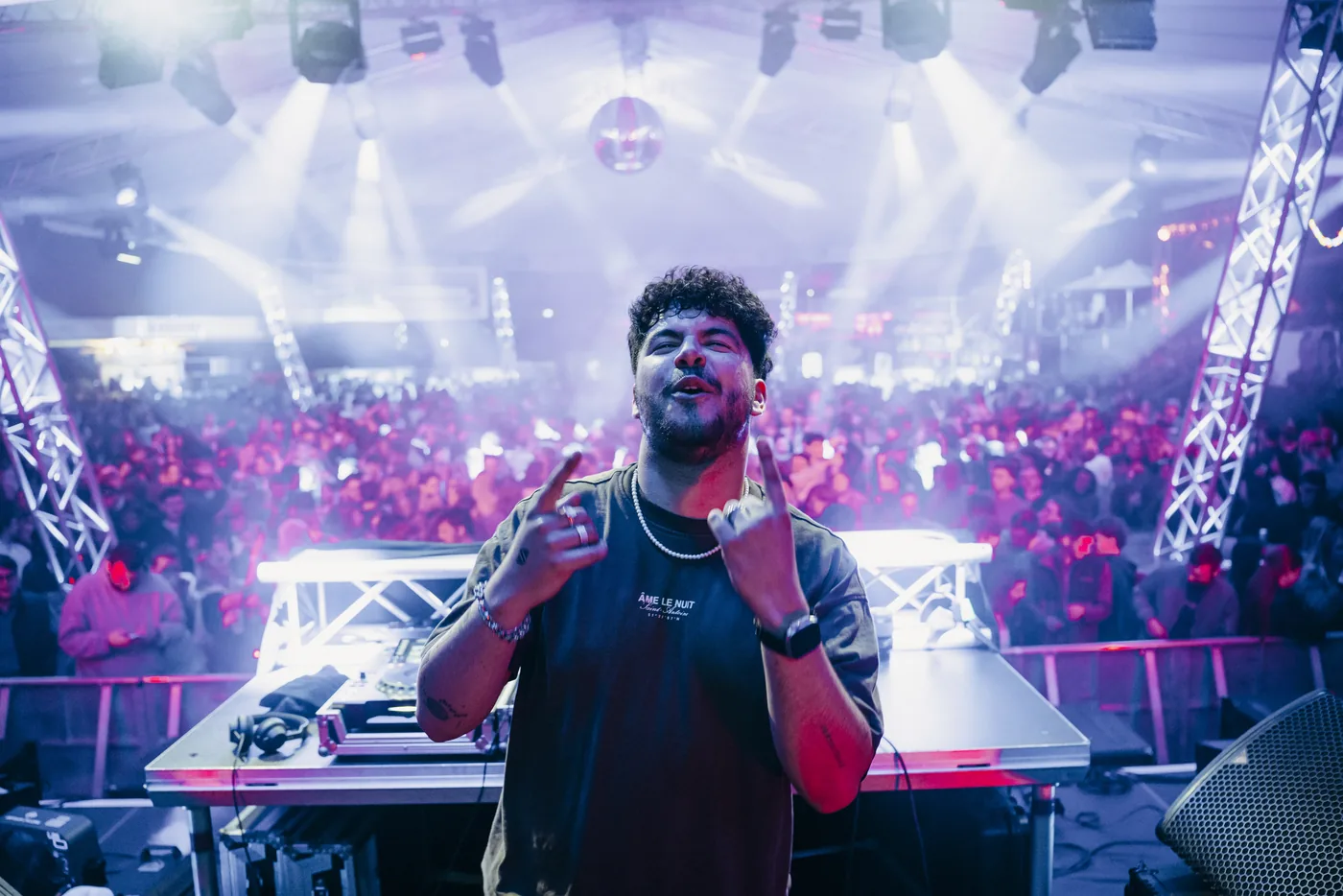 DJ SGRO auf der Festivalbühne vor Publikum
