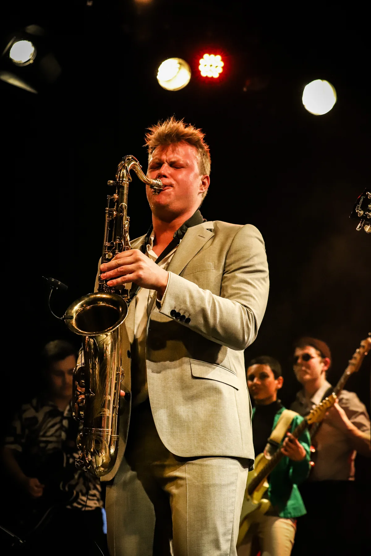 Felix Tönnies live auf der Bühne mit Tenorsaxophon