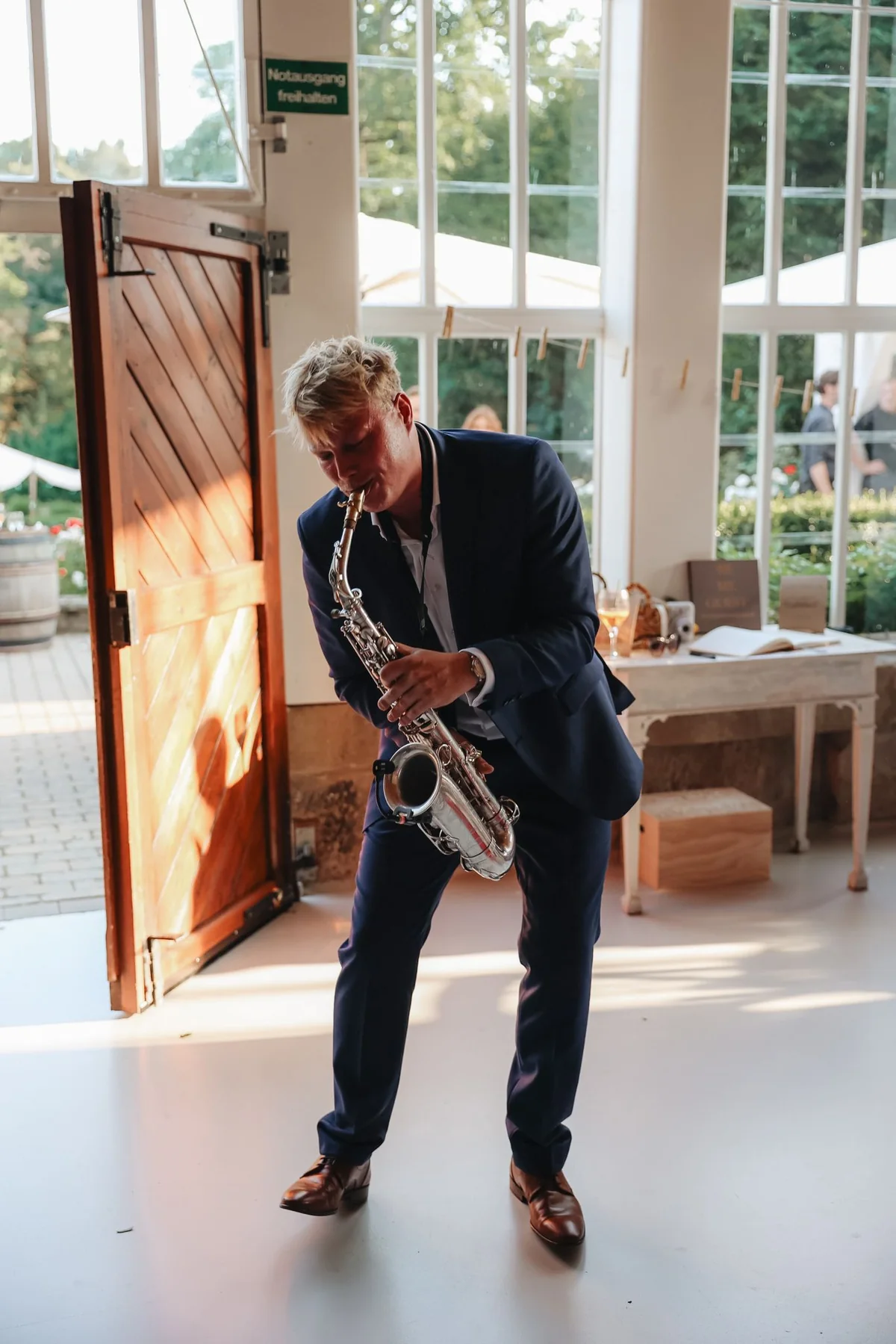 Felix Tönnies spielt Saxophon auf einer Hochzeit