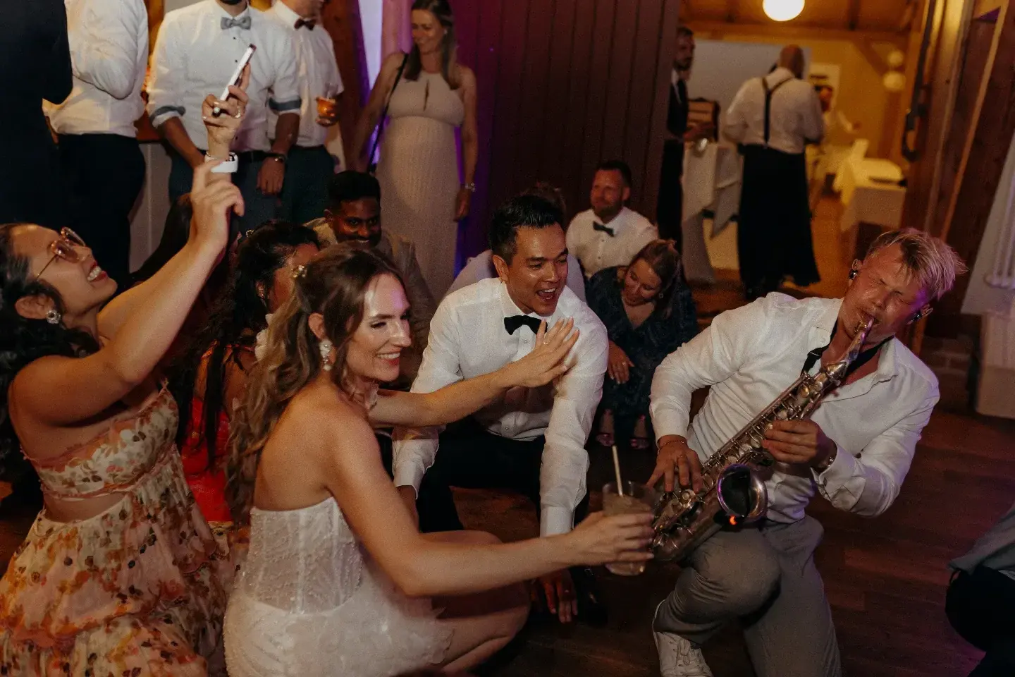 Felix Tönnies spielt Saxophon mitten auf der Tanzfläche einer Hochzeit