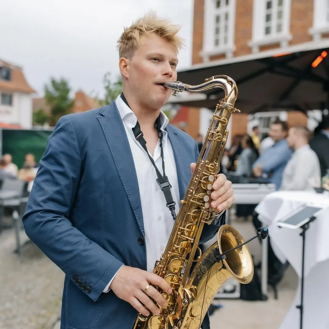 Felix Tönnies mit Tenorsaxophon bei einem Open-Air-Empfang