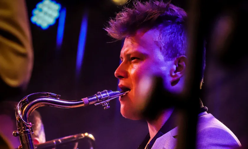 Felix Tönnies am Tenorsaxophon im Bühnenlicht