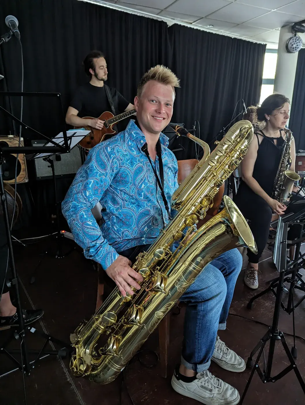 Felix Tönnies mit Basssaxophon bei einer Bandprobe