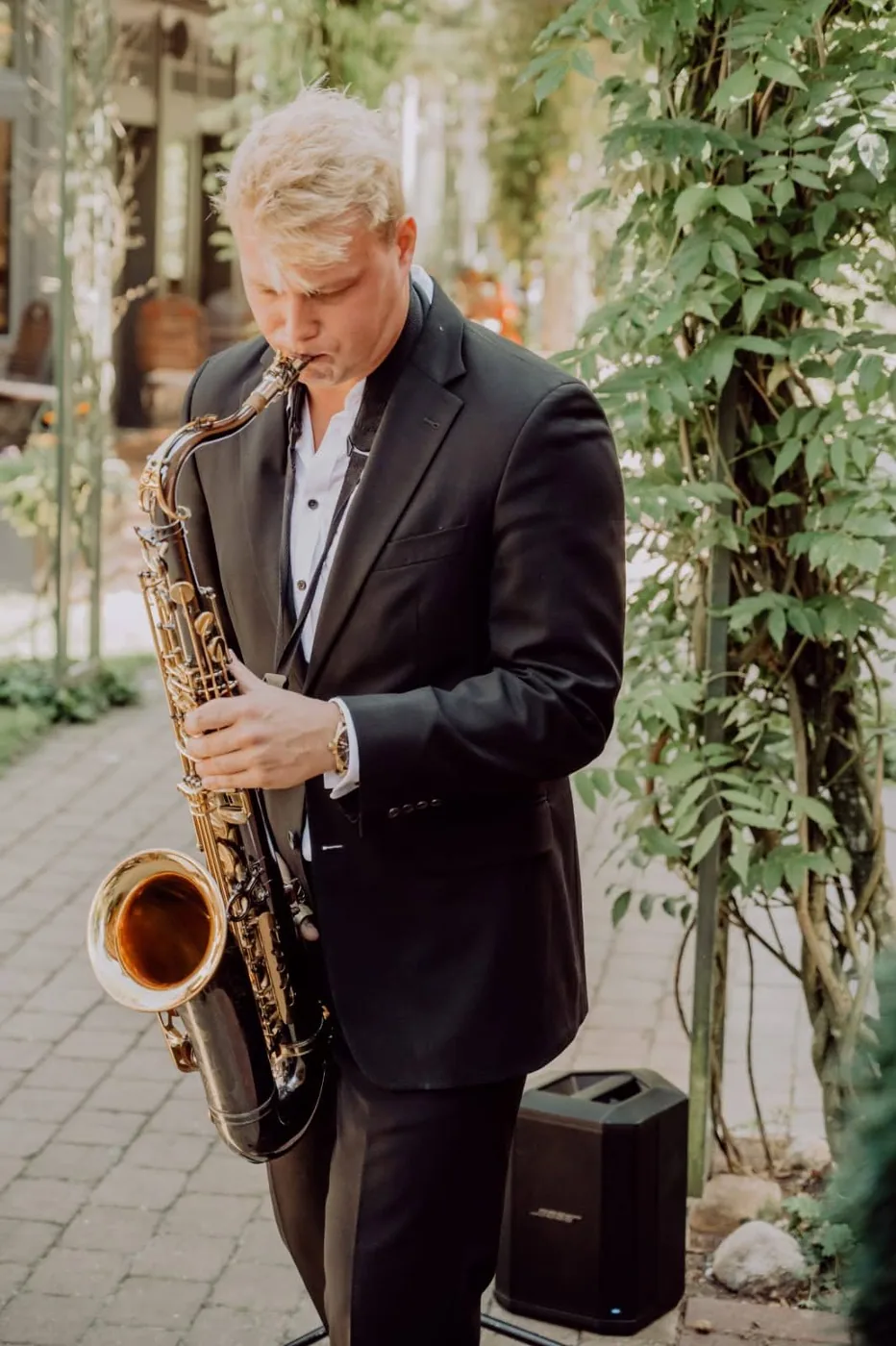Felix Tönnies spielt Saxophon bei einem Empfang unter freiem Himmel