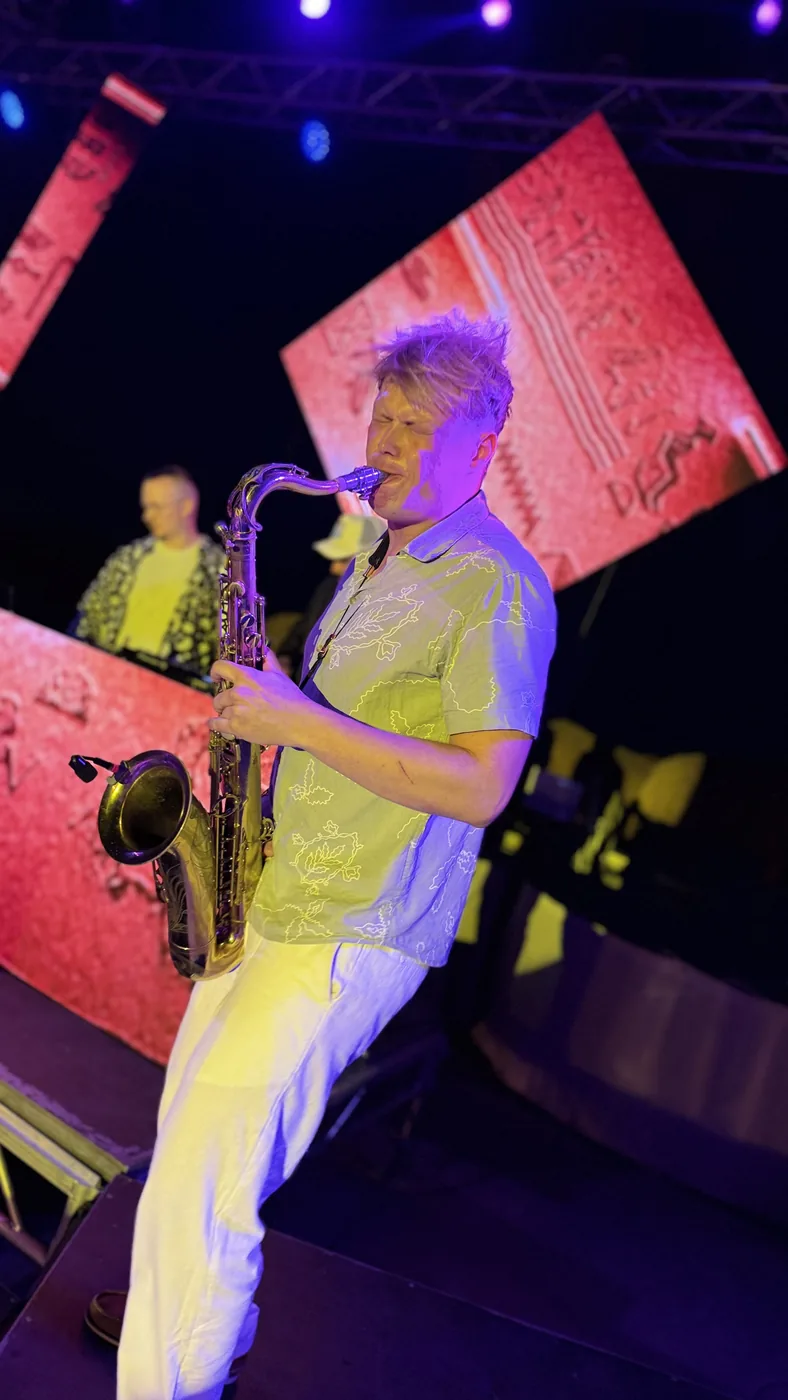 Felix Tönnies live mit DJ auf der Festivalbühne