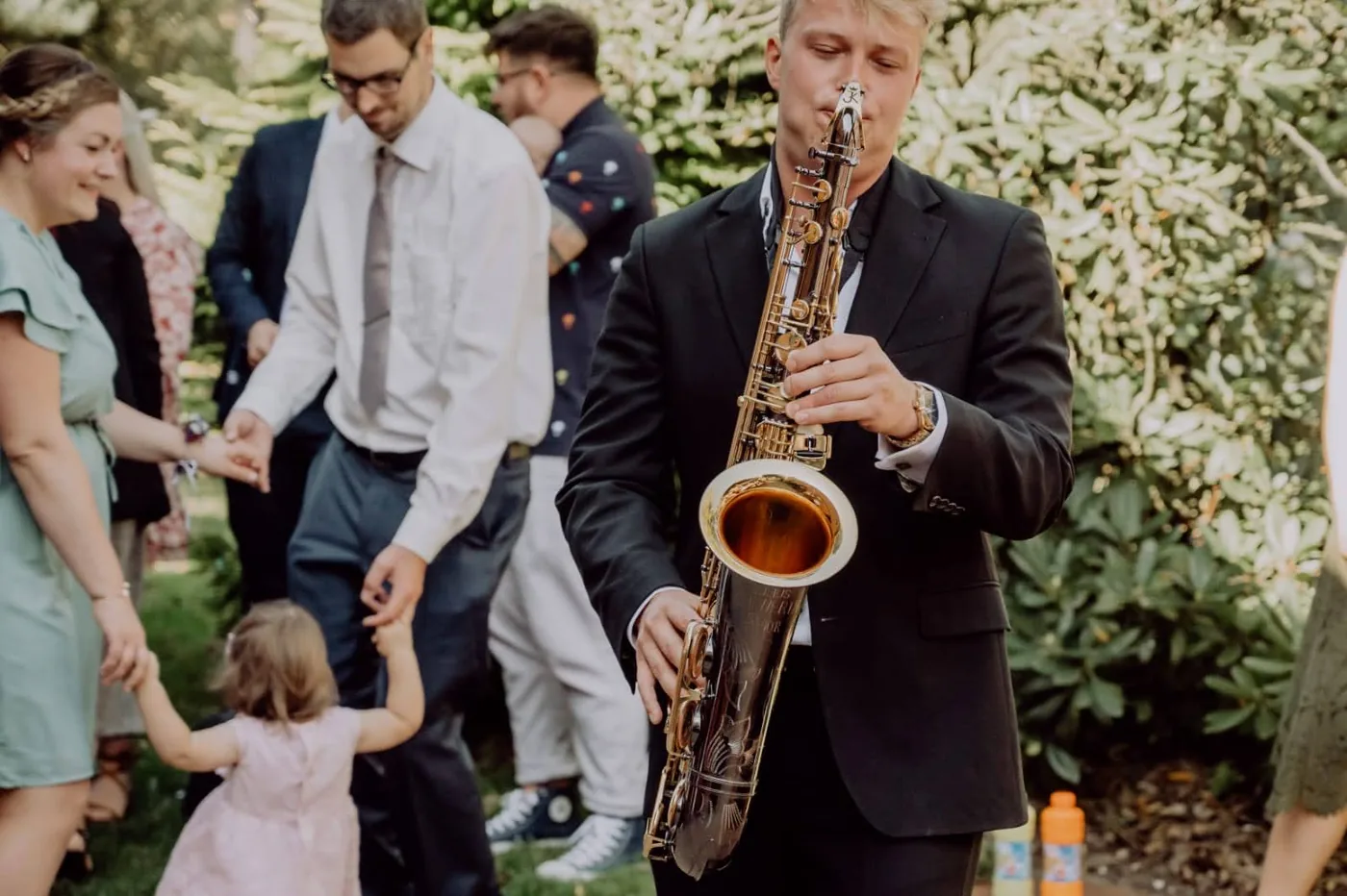 Hochzeitsgäste tanzen zur Saxophonmusik von Felix Tönnies