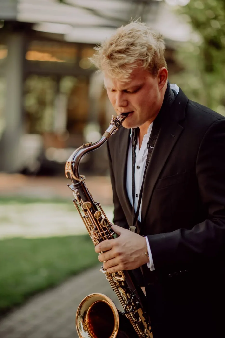 Felix Tönnies mit Tenorsaxophon bei einem Gartenempfang