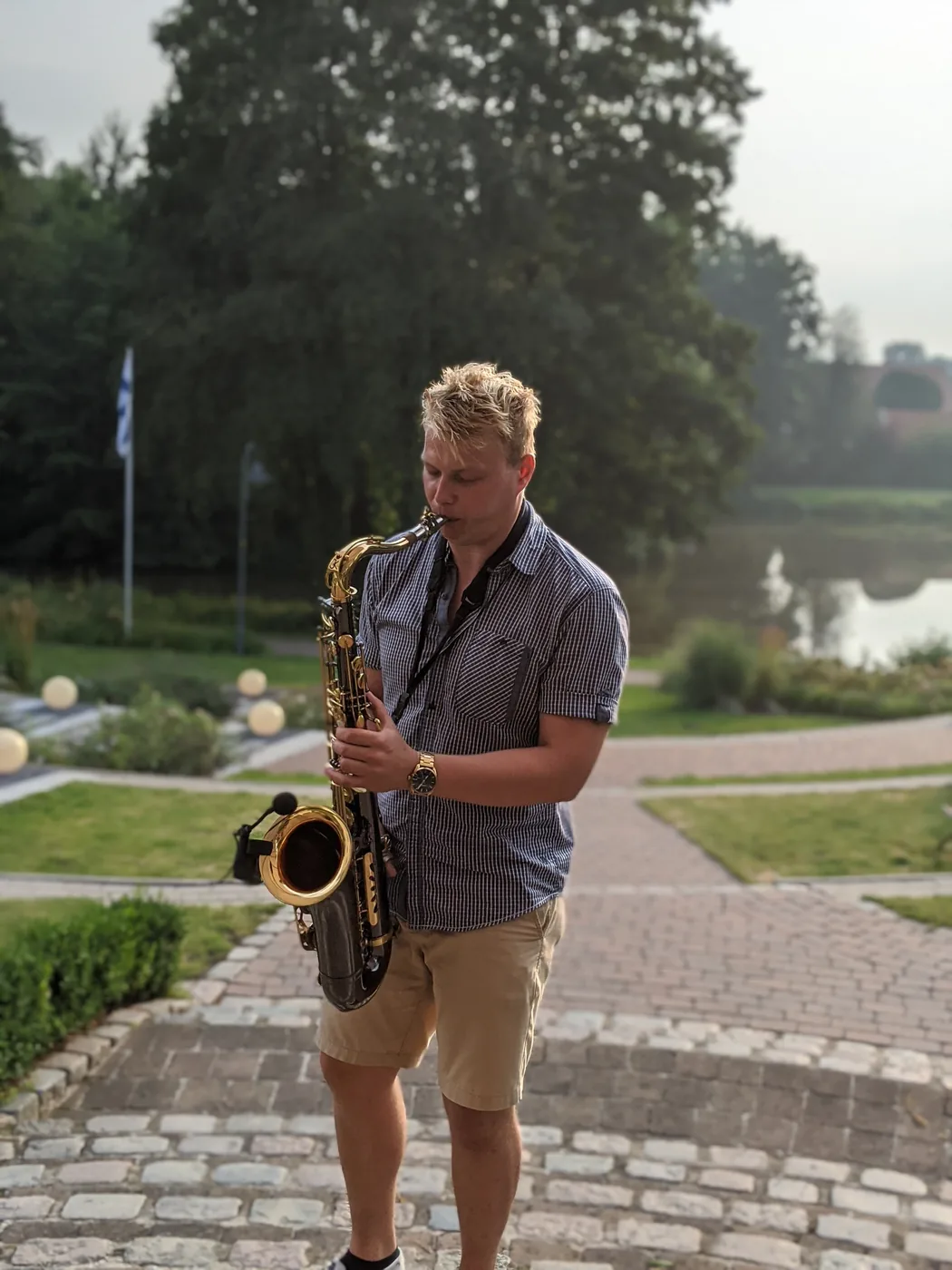 Felix Tönnies spielt Saxophon im Sommerpark